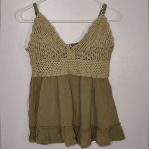 SUPER CUTE! olive green top 💚